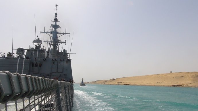 El buque 'Relámpago' cruza el Canal de Suez