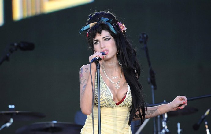 ARGANDA DEL REY, SPAIN - JULY 04:  Amy Winehouse performs on stage during Rock i