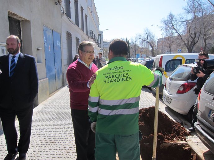 El alcalde de Sevilla, Juan Ignacio Zoido, visita obras de la calle Campamento