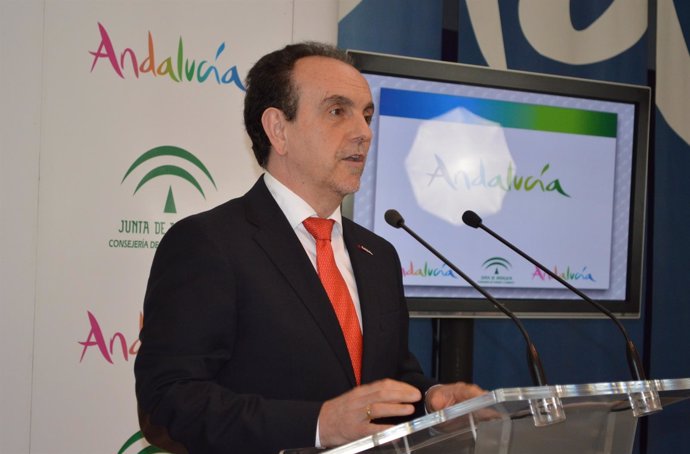 Rafael Rodíguez en rueda de prensa en málaga consejero de turismo 