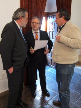 Fuentes (centro) habla con los portavoces de PSOE e IU