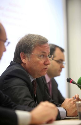 Moragues interviene en la rueda de prensa, entre Monzó (izq) y Peiró (dcha).