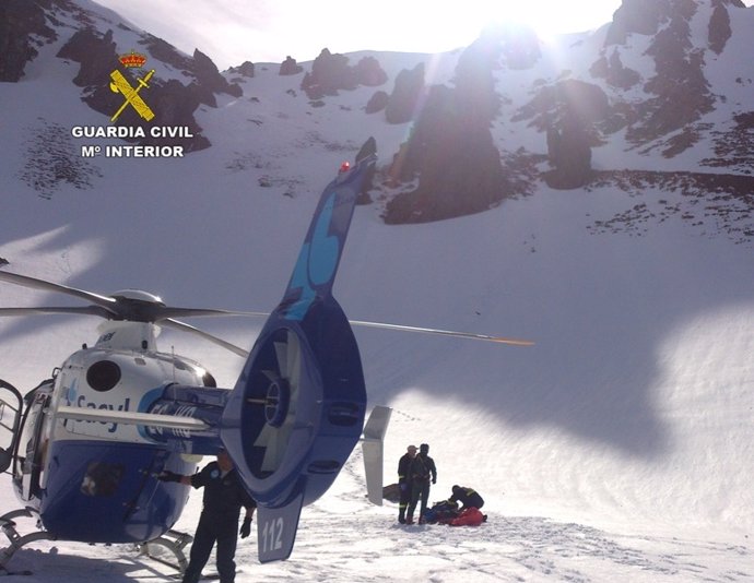Momento en el que el helicóptero rescata al montañero+