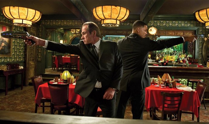 Tommy Lee Jones Y Will Smith En ' MEN IN BLACK 3.