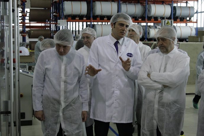 El conseller Felip Puig visita la planta de Grupo Hartmann en Mataró
