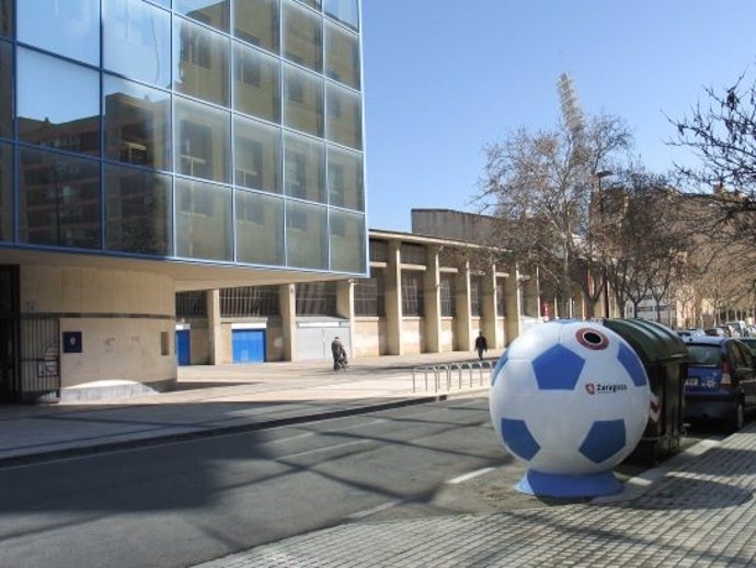 Contendor de vidrio con forma de balón de fútbol
