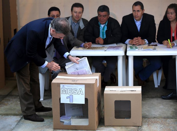 El presidente de Colombia Juan Manuel Santos en las votaciones