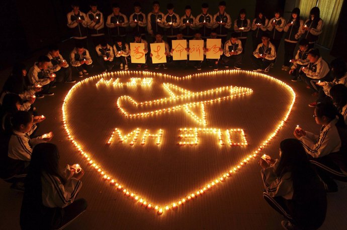 Malasia enciende velas para pedir por los pasajeros del avión desaparecido