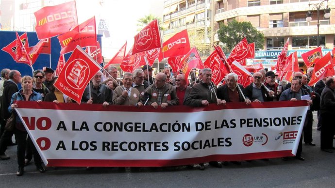 Concentración de pensionistas ante Delegación de Gobierno