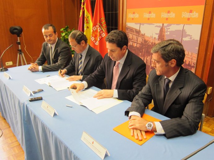Cámara y Sevilla firman el protocolo para el título único en transporte público
