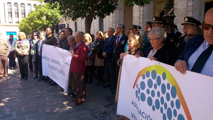 Concentración a las puertas del Ayuntamiento.