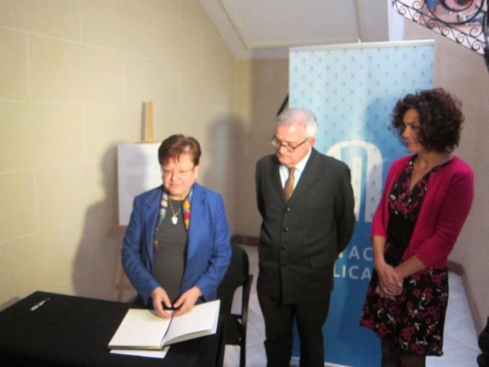 Pastor, Asencio y Suárez durante la firma en el libro de condolencias por el 11M