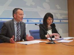 El conselleiro de Medio Ambiente, A.Hernández, y la directora de la APLU