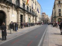 El Ayuntamiento y la ciudadanía de Alicante guardan cinco minutos de silencio en homenaje a las víctimas
