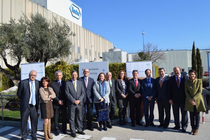 Diputados visitan la planta de producción de Roche en Leganés