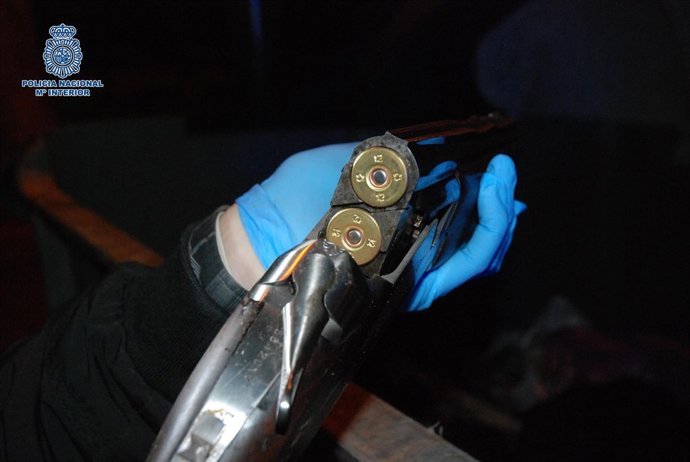 Escopeta y munición intervenidas por la Policía Nacional