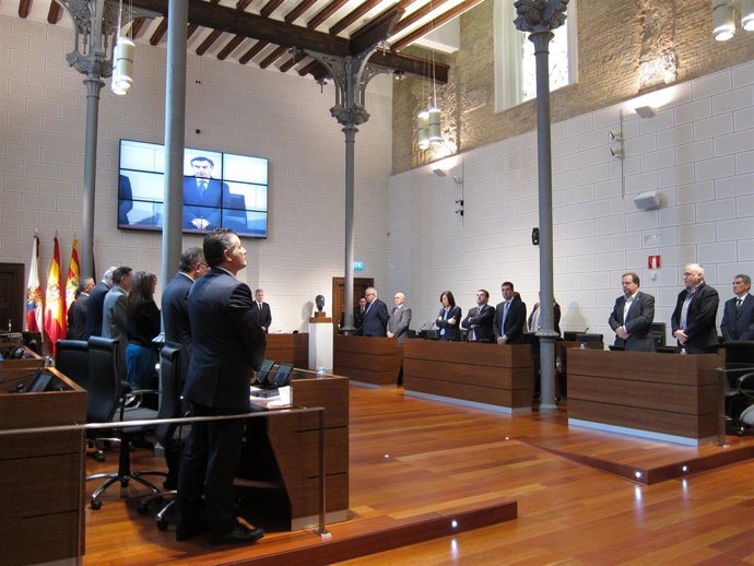 Los diputados han guardado un minuto de silencio en recuerdo a víctimas del 11-M