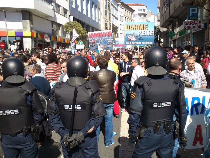 Tensión en la protesta del cerco frente al Parlamento gallego