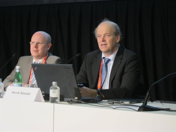 De iqda a dcha: Oliver Loenker y Henrik Stiesdal (Siemens)