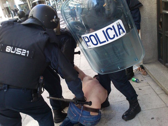 Carga policial contra los manifestantes del cerco en Santiago