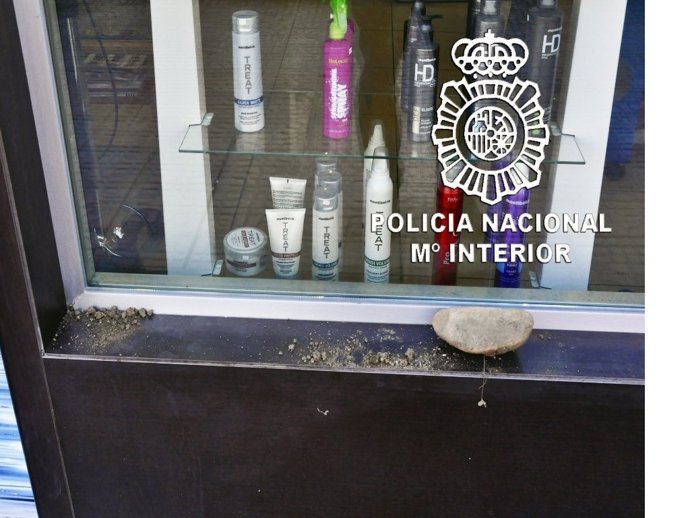 Una de las piedras con las que rompían los escaparates