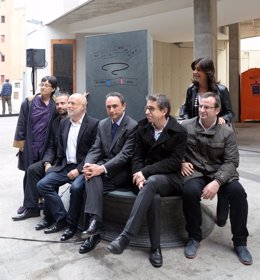 Art-Aids dona a Barcelona una escultura de Lawrence Weiner