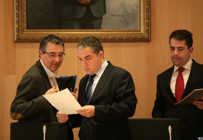 Elías Bendodo y Francisco Salado antes del inicio del Pleno