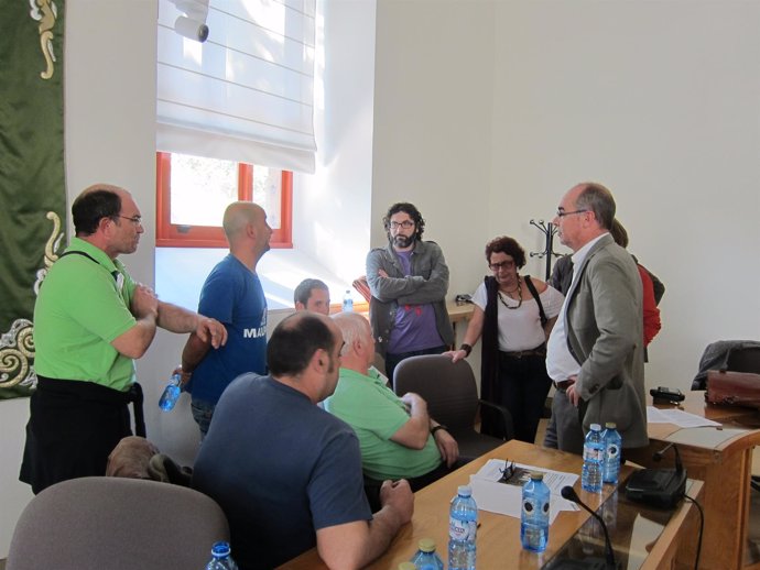 Diputados  reunidos con manifestantes del cerco