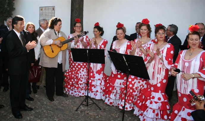 El embajador japonés se arranca por palmas en Espartinas.