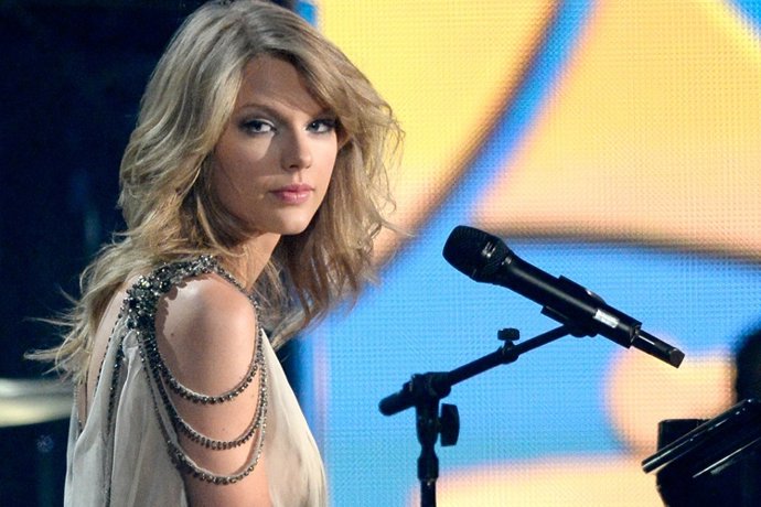 LOS ANGELES, CA - JANUARY 26:  Musician Taylor Swift performs onstage during the