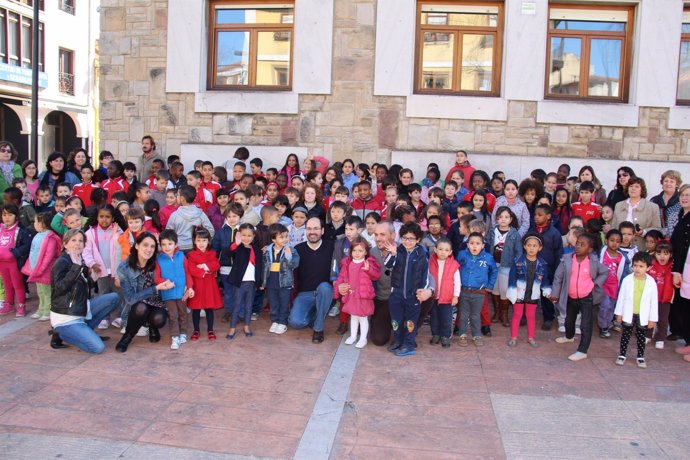 Niños cantan las marzas en Torrelavega