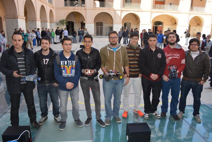 Foto de grupo de todos los participantes y sus prototipos