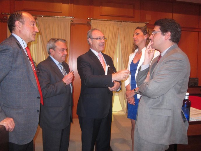 Juan Pablo Durán en el centro con otros concejales antes del Pleno