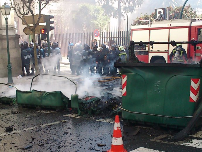 Contenedores quemados por los incidentes en la protesta del cerco