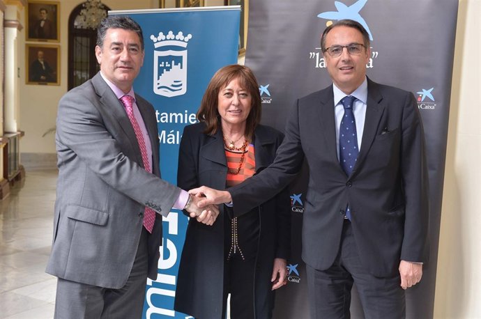 La concejala de Málaga  Ana Navarro con representantes de "la Caixa"