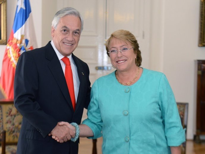 El presidente saliente, Sebastián Piñera, y la electa, Michelle Bachelet