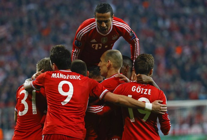 El Bayern arropa a Schweinsteiger tras su gol al Arsenal