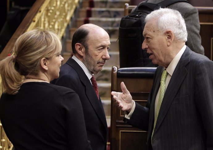 García Margallo hablando con los socialistas Rubalcaba y Elena Valenciano