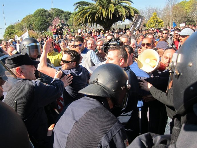 Enfrentamientos en la protesta del cerco en Santiago