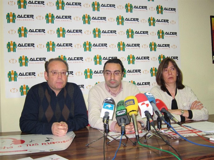 José Antonio Menacho (centro) en la presentación de actividades de Alcer.