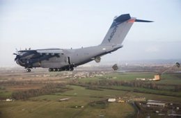 Pruebas de lanzamiento de carga en paracaídas del A400M