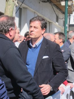 Besteiro en la protesta de alcaldes de Sogama frente al Parlamento.