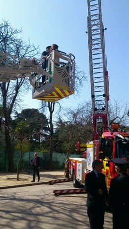 Coche de bomberos con Ana Botella