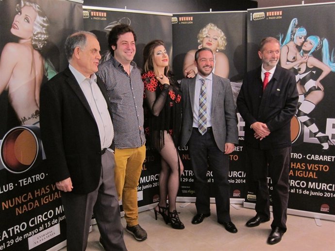 El concejal Rafeal Gómez acompañado de personal del espectáculo The Hole