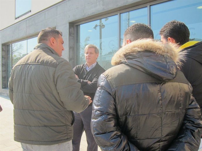 Alberto Fernández (PP) hablando con ocupantes irregulares de Sant Eloi
