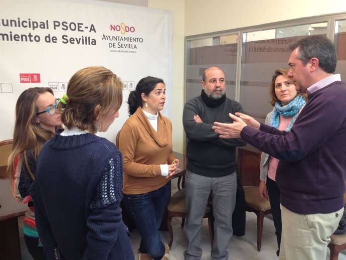 Reunión con las 14 trabajadoras aún sin contratar.