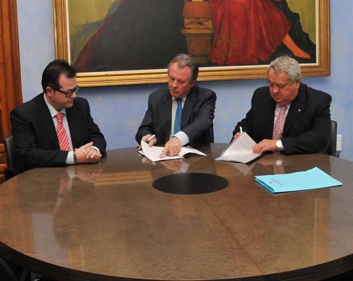 Gutiérrez y Rivera firman el acuerdo en presencia de Jurado