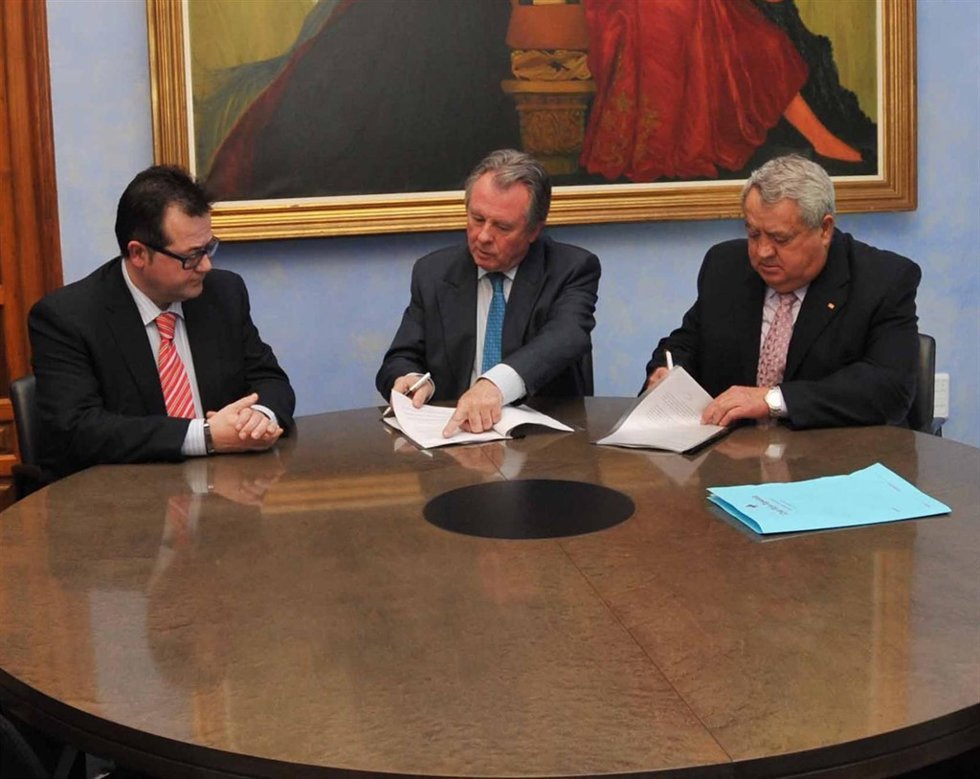 Gutiérrez y Rivera firman el acuerdo en presencia de Jurado