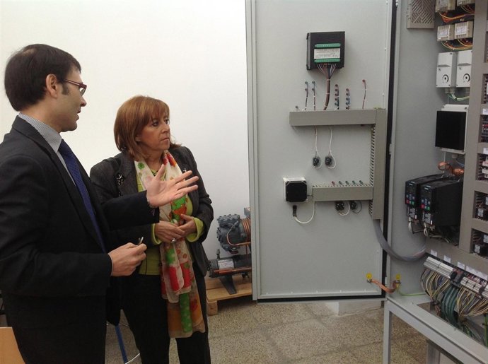 Gálvez observa maquinaria con la que alumnos del IES El Valle se forman.