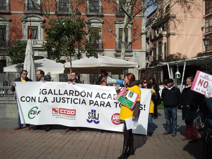 Concentración de funcionarios frente al Registro Civil Central      